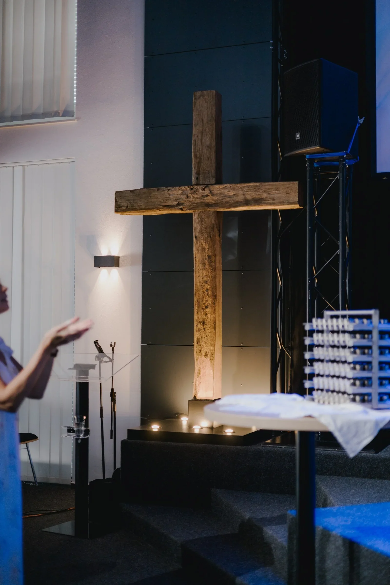Das Holzkreuz neben der Bühne