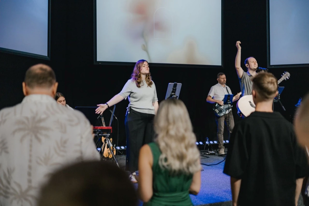 Gemeinde und Lobpreis-Team singen und beten gemeinsam im Gottesdienst