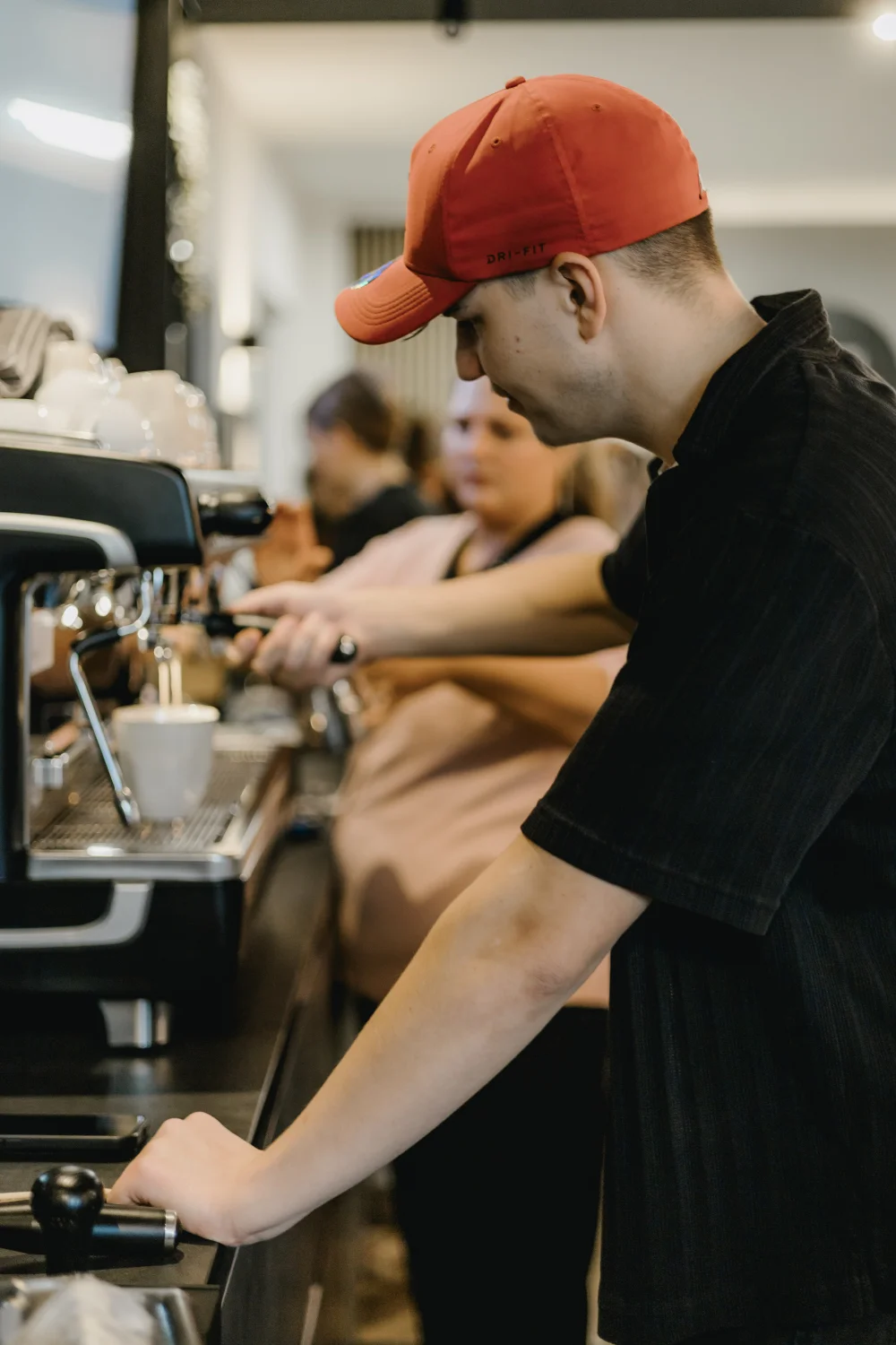 Mitarbeitende bereiten Kaffee im Gemeindecafé zu