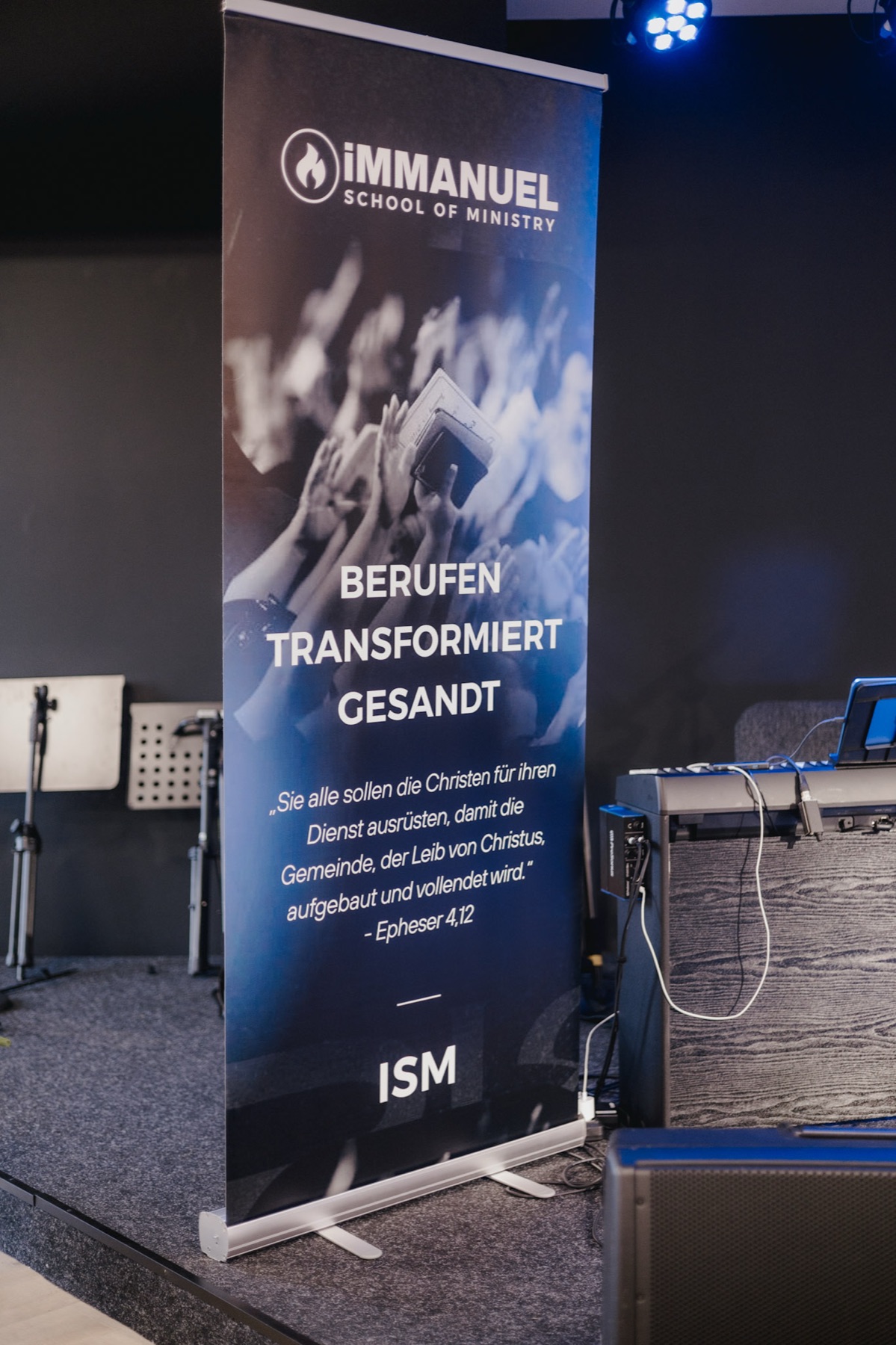 ISM-Banner mit dem Leitgedanken Berufen, Transformiert, Gesandt