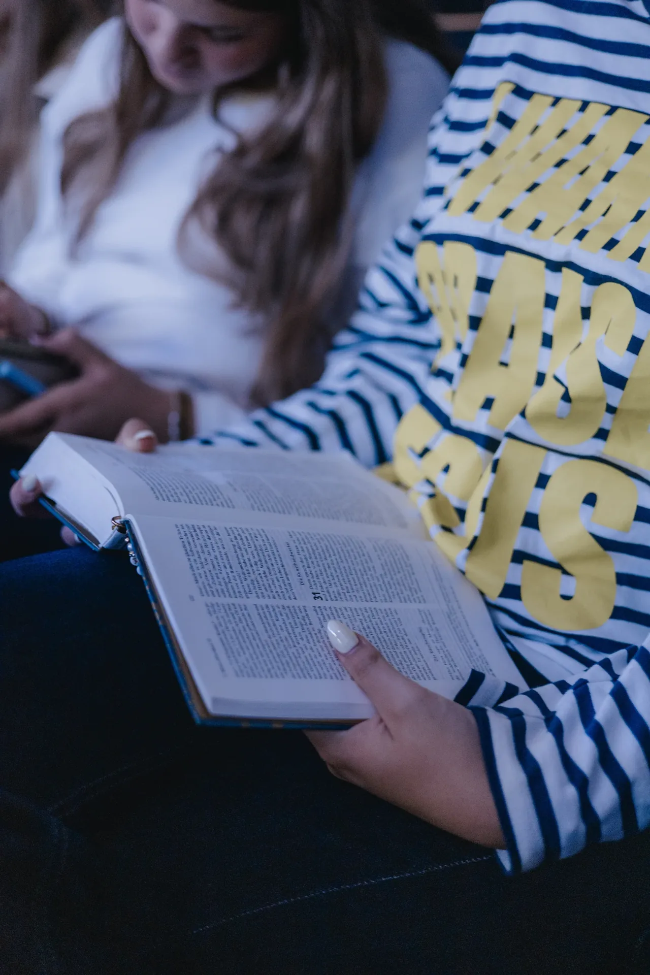Gemeinsam in der Bibel lesen bei der Jugend Immanuel