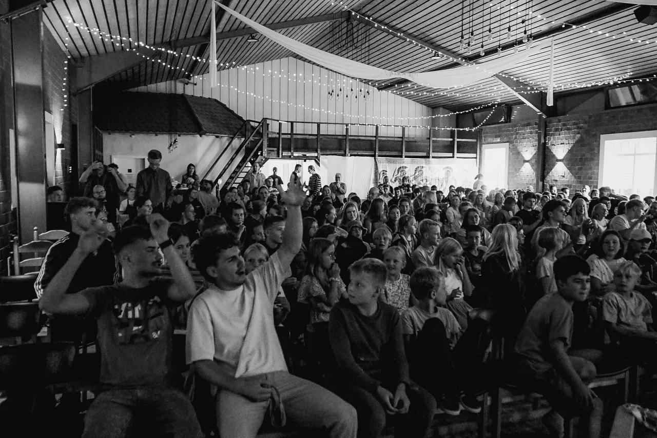 Viele Camp-Teilnehmende gemeinsam in der Halle