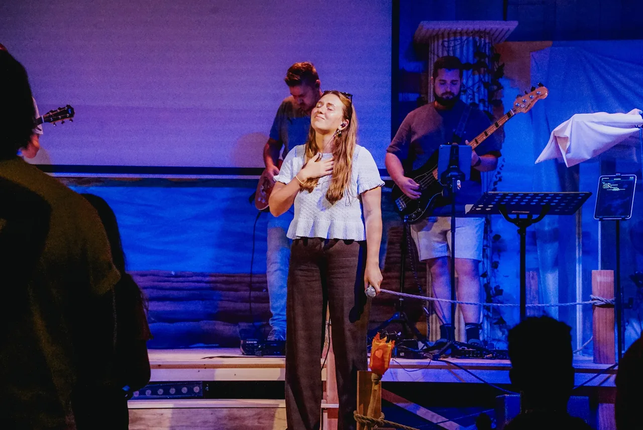 Lobpreis mit Sängerin und Band beim LifeCamp