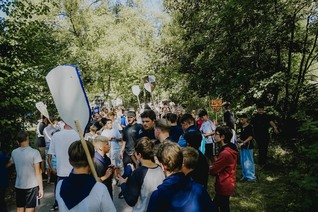 LifeCamp-Gruppe unterwegs im Wald