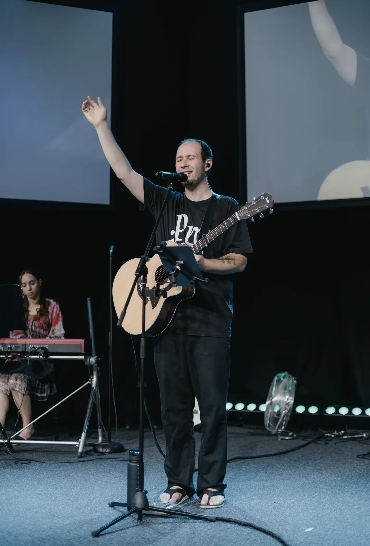 Roman Nefedov beim Lobpreis mit Gitarre