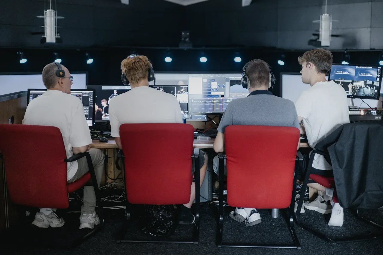 Das Technikteam gemeinsam an Ton-, Video- und Übertragungstechnik